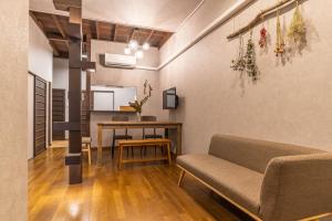 大阪的住宿－ビジュースイーツ Century，客厅配有沙发和桌子