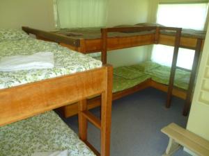 Katil dua tingkat atau katil-katil dua tingkat dalam bilik di Christmas Creek Café & Cabins