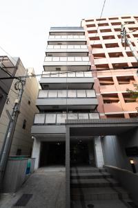 un grand bâtiment avec un garage situé en face de celui-ci dans l'établissement Elizabeth Garden II, à Osaka