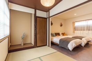 een slaapkamer met een bed en een raam bij ビジュースイーツ Century in Osaka