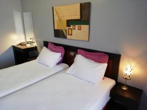 Cama ou camas em um quarto em Hotel Dom Joao IV