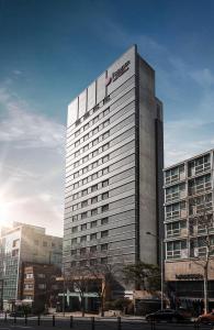 ソウルにあるベスト ウェスタン プレミア カンナムの看板が横に建つ高層ビル