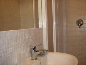 een badkamer met een wastafel en een spiegel bij Casalio in Barbarano Romano
