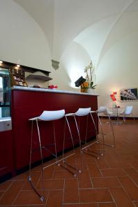 a row of chairs sitting on top of a wooden floor at Hotel San Miniato in San Miniato