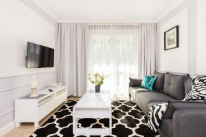 Televízia a/alebo spoločenská miestnosť v ubytovaní Apartments 350m to the Beach Gdańsk Piastowska by Renters Prestige + 10 fotografií