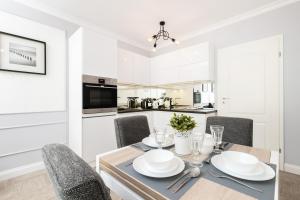 Kuchyňa alebo kuchynka v ubytovaní Apartments 350m to the Beach Gdańsk Piastowska by Renters Prestige