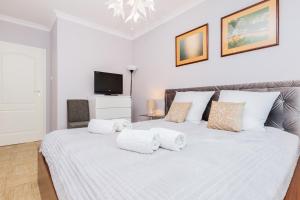 Posteľ alebo postele v izbe v ubytovaní Apartments 350m to the Beach Gdańsk Piastowska by Renters Prestige