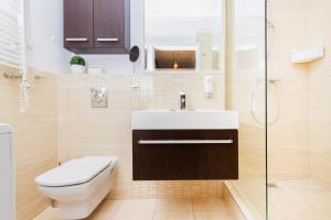 Kúpeľňa v ubytovaní Apartments 350m to the Beach Gdańsk Piastowska by Renters Prestige