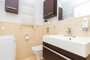 Kúpeľňa v ubytovaní Apartments 350m to the Beach Gdańsk Piastowska by Renters Prestige