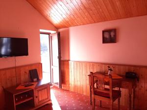 Μια τηλεόραση ή/και κέντρο ψυχαγωγίας στο garni Hotel ASAS***