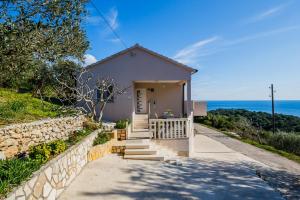 een huis met de oceaan op de achtergrond bij Villa Luana in Vis