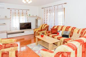TV a/nebo společenská místnost v ubytování Relaxing apartment Josip - peaceful area
