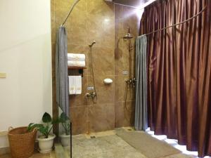 ein Bad mit Dusche und Duschvorhang in der Unterkunft Aristocrat Residence & Hotel in Sihanoukville