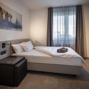 małą sypialnię z łóżkiem z oknem w obiekcie Home & Work w mieście Pulheim