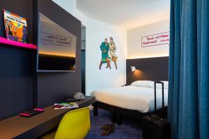 Una cama o camas en una habitación de ibis Styles Liege Guillemins