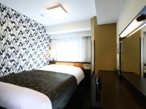 a hotel room with a bed and a window at APA Hotel Ningyocho-eki Higashi in Tokyo