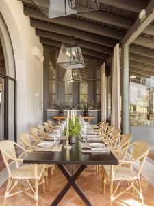 A seating area at Mas de Torrent Hotel & Spa, Relais & Châteaux