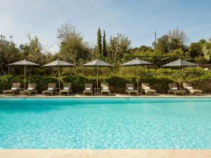 Bazén v ubytování Mas de Torrent Hotel & Spa, Relais & Châteaux nebo v jeho okolí