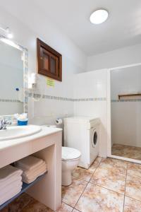 Et badeværelse på Home2Book Stunning View La Era de Hermigua & Wifi