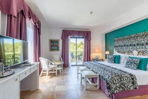 A bed or beds in a room at Lago Garden Apart-Suites & Spa Hotel