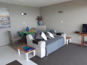 ein Wohnzimmer mit einem Sofa und einem Tisch in der Unterkunft At the Sea's Edge in Durban
