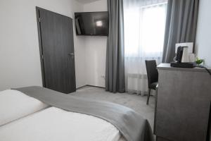 Postel nebo postele na pokoji v ubytování Fast Lane Hotel