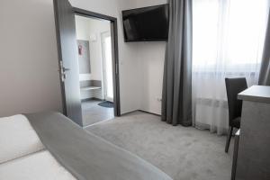TV a/nebo společenská místnost v ubytování Fast Lane Hotel