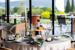 A restaurant or other place to eat at Mas de Torrent Hotel & Spa, Relais & Châteaux