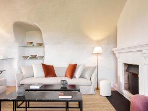 A seating area at Mas de Torrent Hotel & Spa, Relais & Châteaux