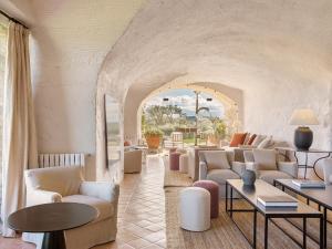 A seating area at Mas de Torrent Hotel & Spa, Relais & Châteaux