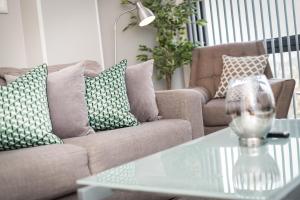 ein Wohnzimmer mit einem Sofa und einem Glastisch in der Unterkunft Host & Stay - Standish Street Place in Liverpool