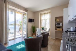 cocina y sala de estar con vistas al océano en Luna & Stella Apartments by Rent All Como, en Argegno
