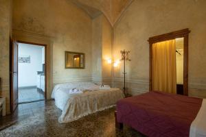 フィレンツェにあるStudio Bargelloのベッドルーム1室(ベッド2台、鏡付)