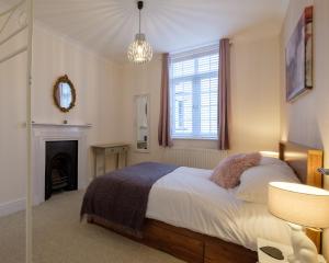 Un pat sau paturi într-o cameră la Luxury Living, Stylish Modern Apartment in the Heart of Ryde