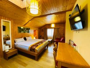 een slaapkamer met een bed en een tafel in een kamer bij Qi-Lin Hotel Restaurant in Ayer +110 foto's