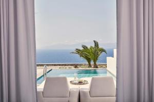 Bazén v ubytování Myconian Korali Relais & Chateaux nebo v jeho okolí
