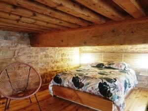 um quarto com uma cama num chalé de madeira em Charmant appartement style Canut Pentes Croix Rousse em Lyon