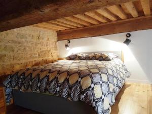 a bedroom with a bed in a brick wall at Cosy appartement, dans les pentes de la Croix Rousse in Lyon