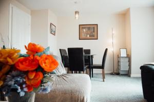 Quiet, cosy apartment 7 mins from Leeds with Free Wifi, Netflix and parking