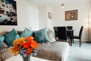 Quiet, cosy apartment 7 mins from Leeds with Free Wifi, Netflix and parking