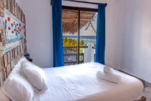 Postel nebo postele na pokoji v ubytování Hotel Blue Reef frente al mar
