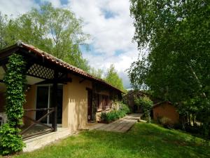 uma casa no meio de um jardim verde em Detached house with terrace in south Dordogne em Gavaudun