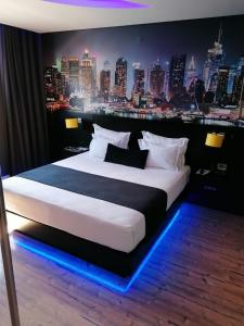 Motel Eleven في ليريا: غرفة نوم مع سرير كبير مع أفق المدينة