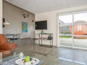 een woonkamer met een bank en een tafel bij 6 person holiday home in Hejls in Hejls