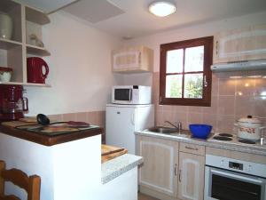 Una cocina o zona de cocina en Nice villa with dishwasher located in the Dordogne