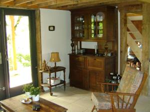 uma sala de estar com uma mesa e um armário em Modern holiday home with lovely garden em Saint-Honoré-les-Bains