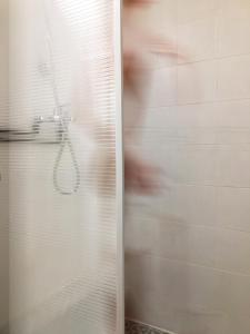 W łazience z przeszklonymi drzwiami znajduje się prysznic. w obiekcie Kinfeels' downtown apartment B1 w mieście Larisa