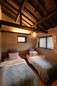 Giường trong phòng chung tại ホテル SHUNJU Rooji 1日1組様限定 近隣駐車場有