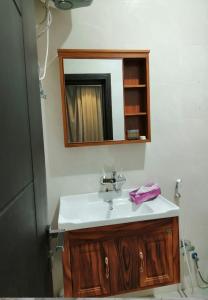 a bathroom with a sink and a mirror at فندق الوردة الجميلة in Abha