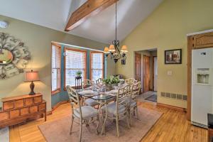 uma sala de jantar com mesa e cadeiras em Private Family Home with Deck, Porch and Forest Views! em McComas Beach